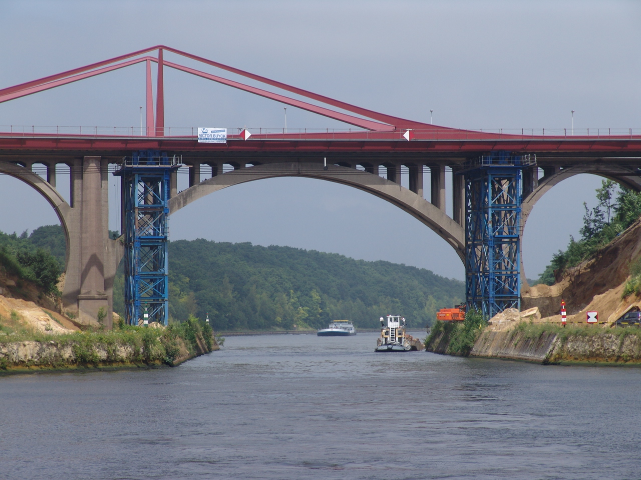 Oude en nieuwe brug Vroenhoven naast elkaar.