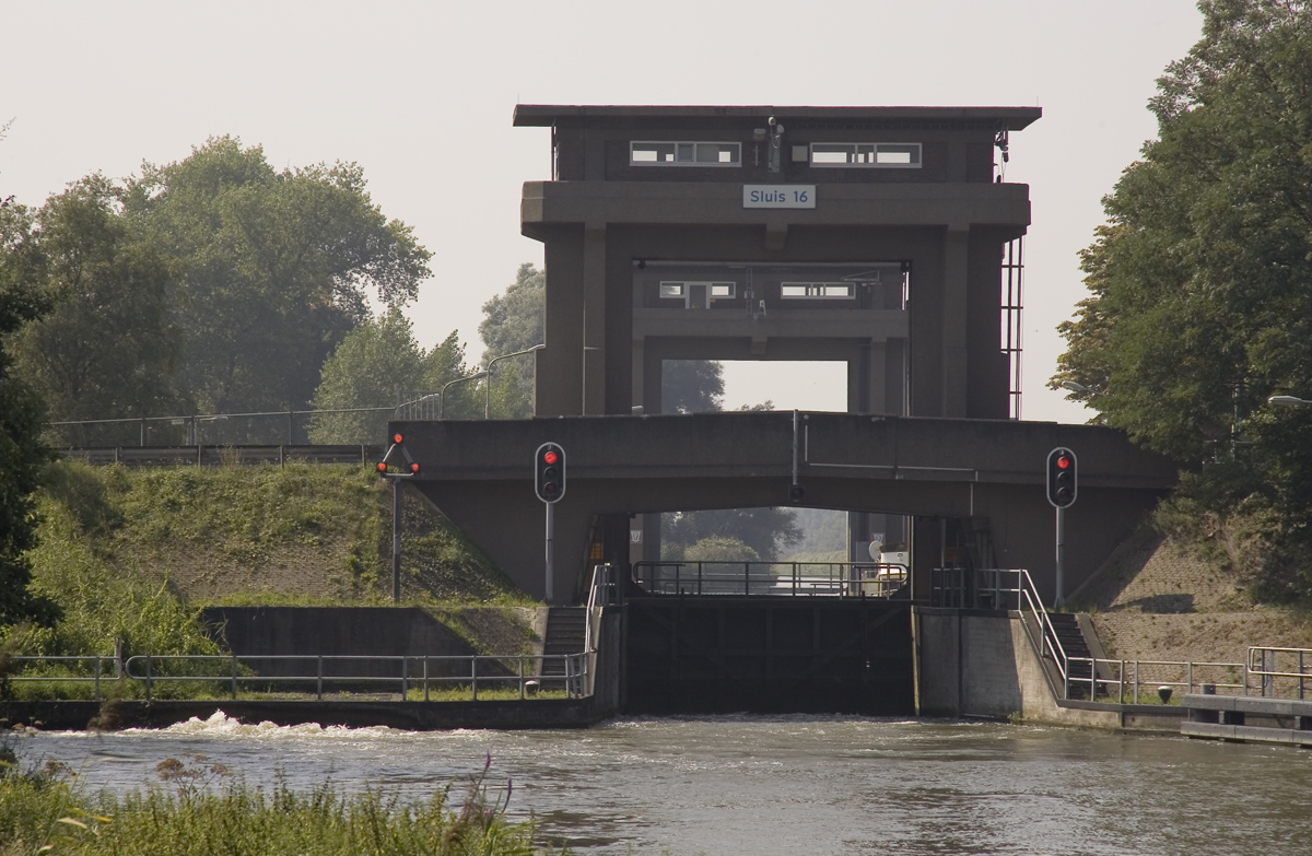 Links de uitstroom van de voedingsduiker langs de sluis